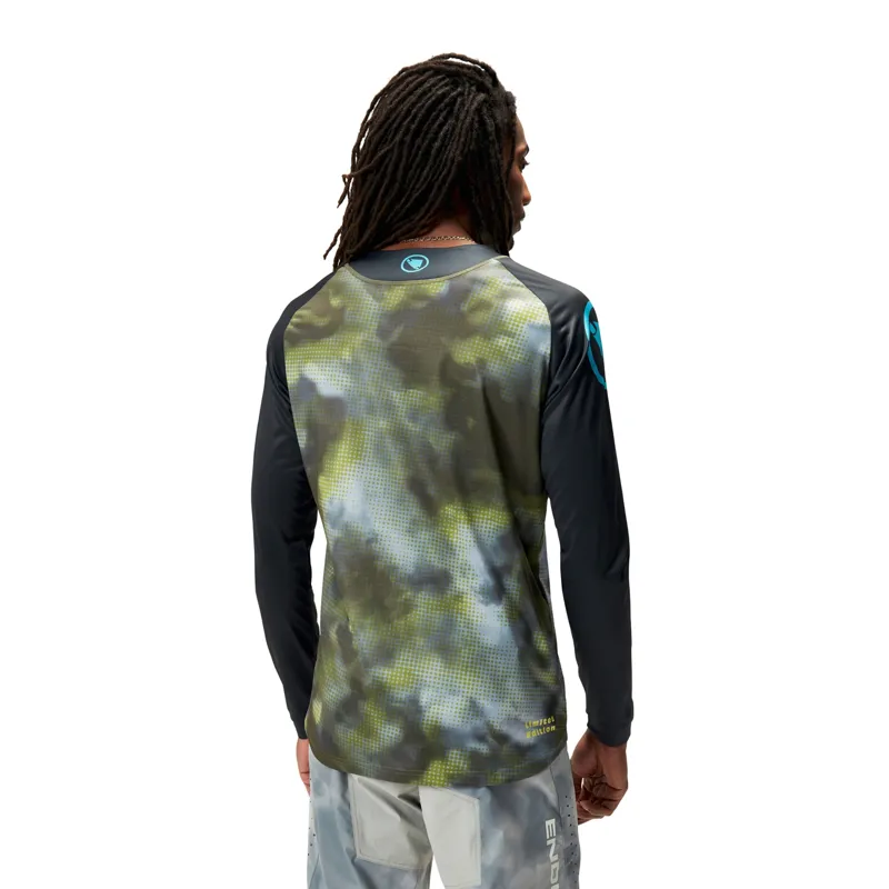 Endura Pixel Cloud Long Sleeve Tee LTD in Black-4
