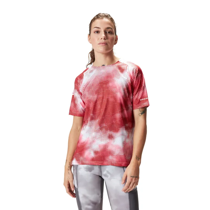 Endura Women's Pixel Cloud Tee Ltd in Pomegranate-2