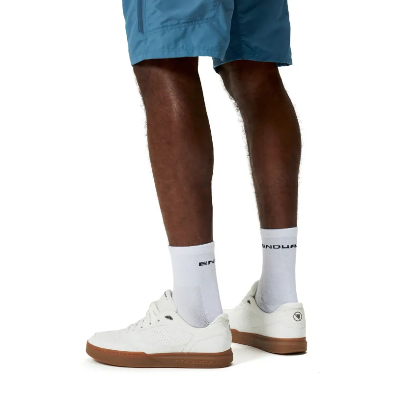 Endura Hummvee Flat Pedal Shoe in White-3