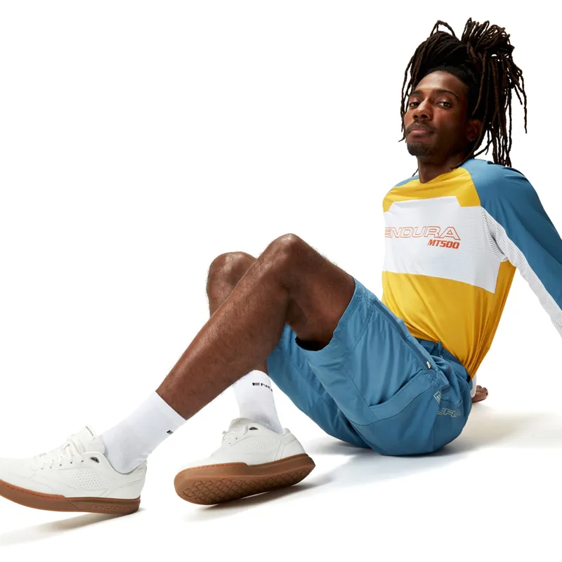 Endura Hummvee Flat Pedal Shoe in White-4