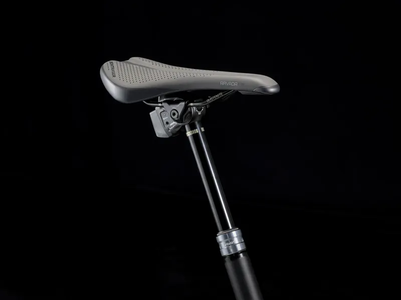 Trek Slash SE Gen 5 Full Suspension Mountain Bike 2025 in Quicksand/Battleship Blue-10